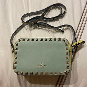 Valentino GARAVANI Rockstud Zip Leather Crossbody in neon